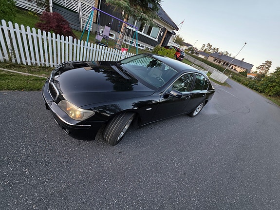 BMW 750i 10 of 29