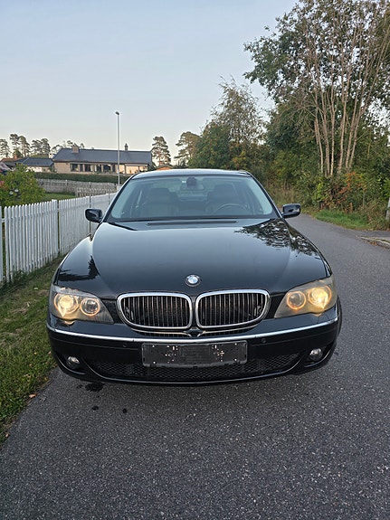BMW 750i 2 of 29
