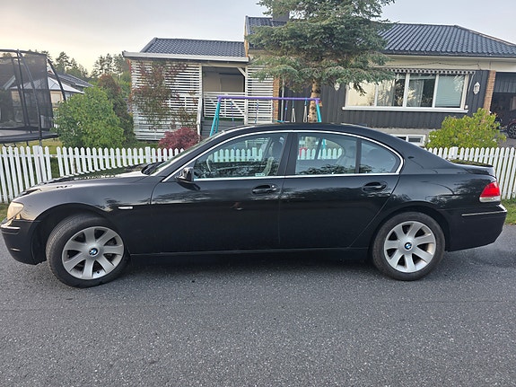 BMW 750i 3 of 29