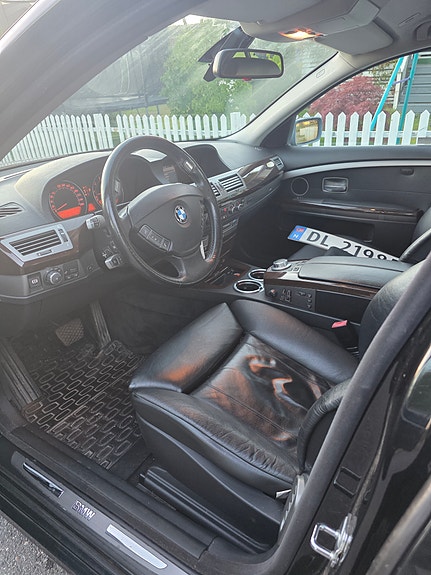BMW 750i 16 of 29