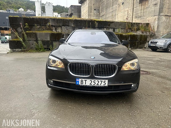 BMW 7-Serie 2 of 18