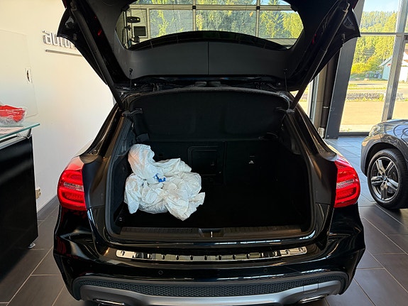 Mercedes-Benz GLA200 9 of 19