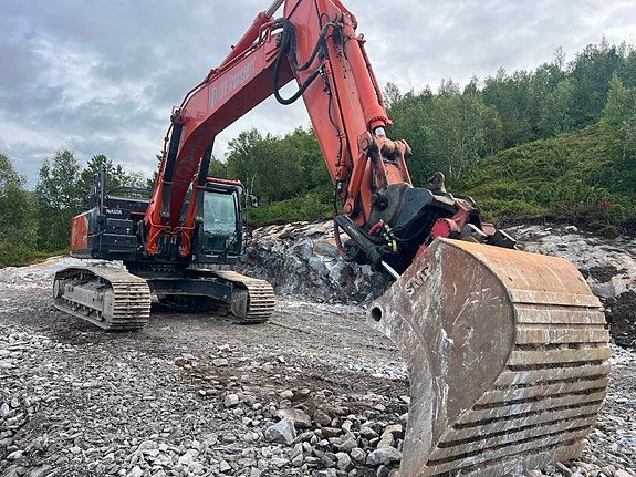 Hitachi ZX 300 -7 2 of 13