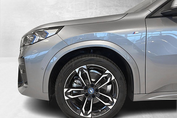 BMW iX2 5 of 26