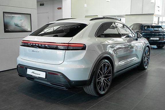 Porsche Macan 10 of 26