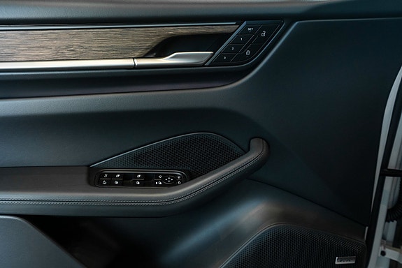Porsche Macan 15 of 26