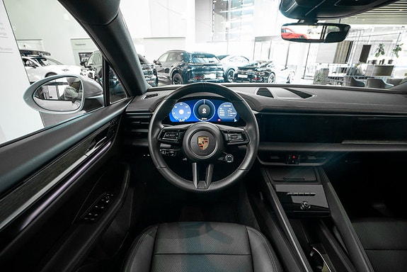 Porsche Macan 17 of 26