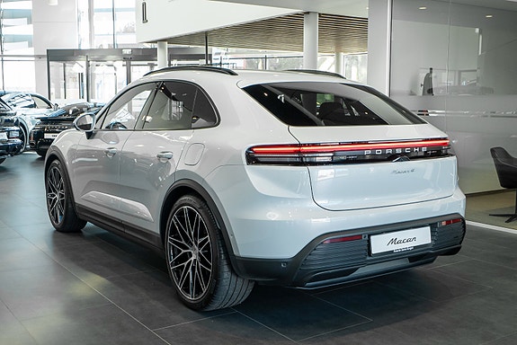 Porsche Macan 7 of 26