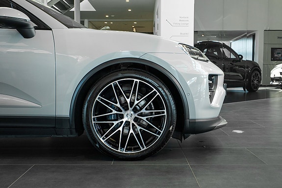Porsche Macan 12 of 26