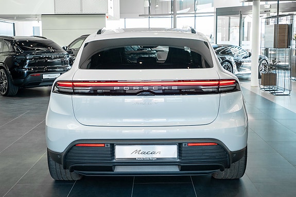Porsche Macan 8 of 26