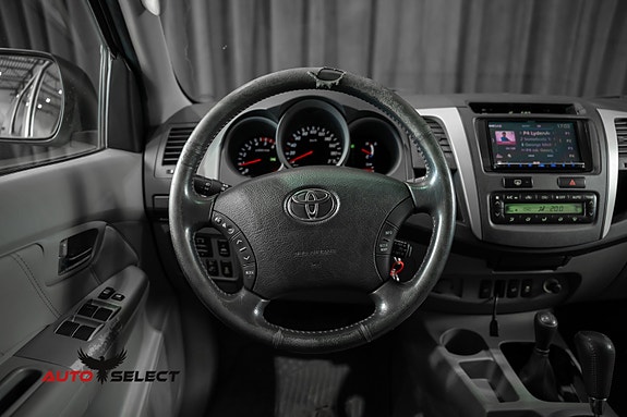 Toyota HiLux 24 of 30