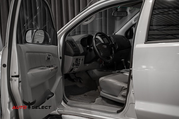 Toyota HiLux 20 of 30