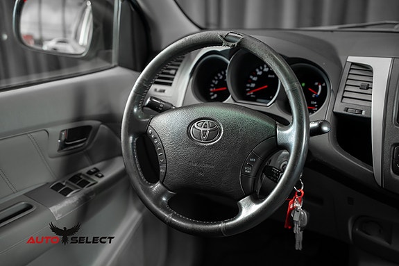 Toyota HiLux 23 of 30