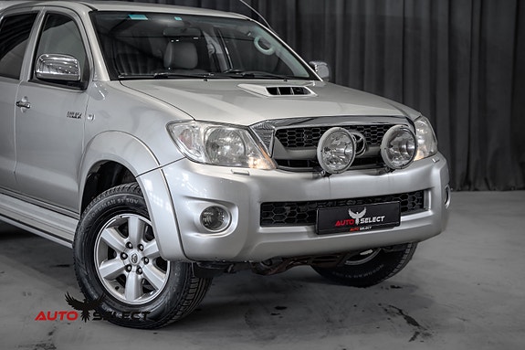 Toyota HiLux 2 of 30
