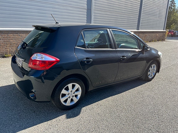 Toyota Auris 8 of 21