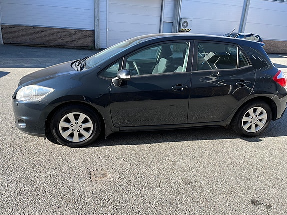 Toyota Auris 2 of 21