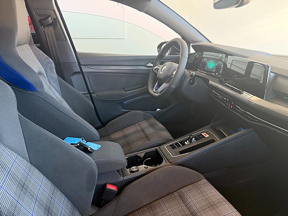 Volkswagen Golf VIII 8 of 19