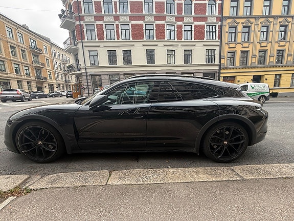 Porsche Taycan 8 of 10