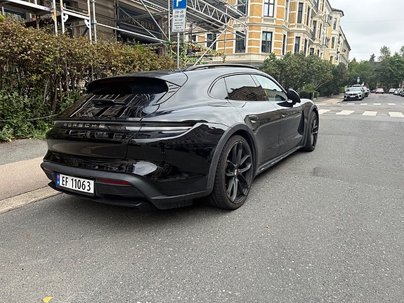 Porsche Taycan 5 of 10