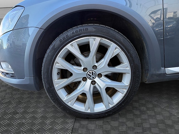 Volkswagen Passat Alltrack 8 of 22