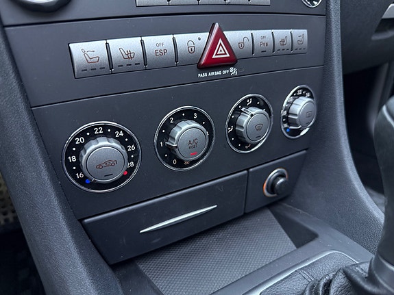 Mercedes-Benz SLK350 18 of 30