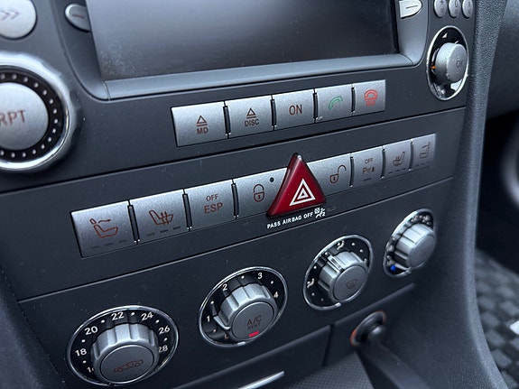 Mercedes-Benz SLK350 17 of 30