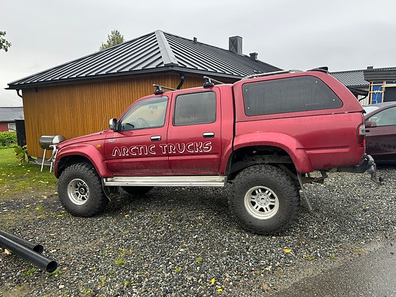 Toyota HiLux 2 of 20
