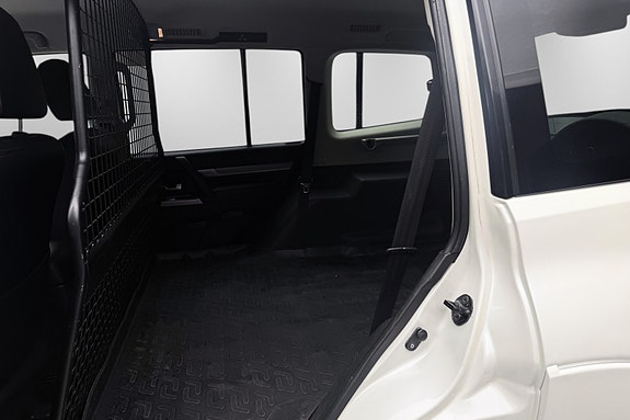 Mitsubishi Pajero 16 of 30