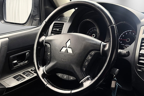 Mitsubishi Pajero 18 of 30