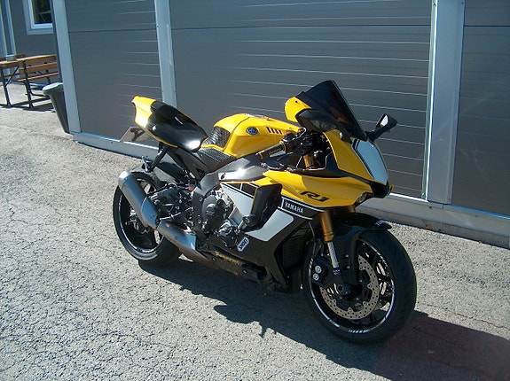 Yamaha YZF-R1 2 of 16