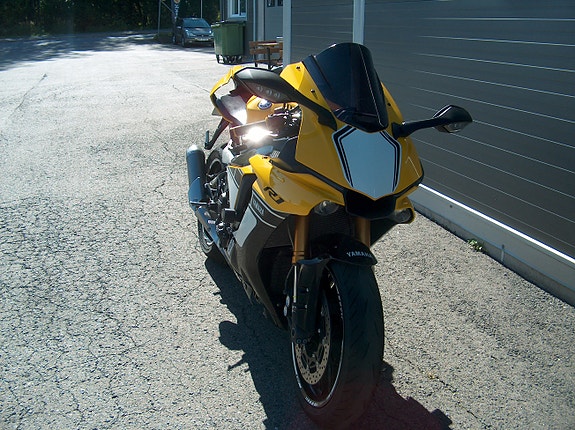 Yamaha YZF-R1 3 of 16