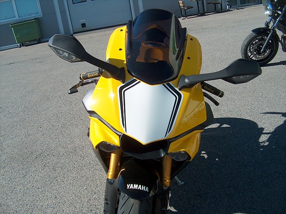 Yamaha YZF-R1 14 of 16