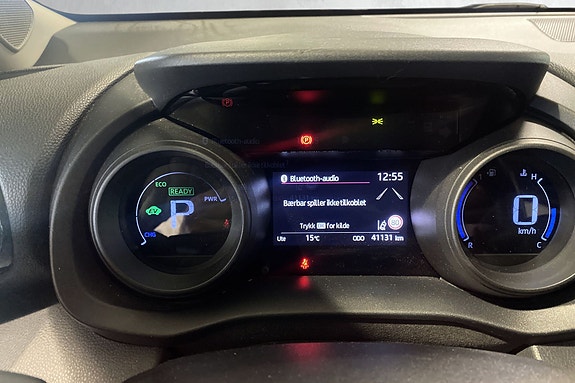 Digitalt dashbord viser hastighet og Bluetooth-tilkobling enkelt.