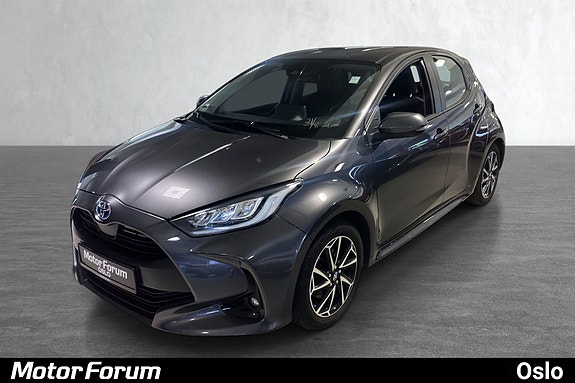 Sporty og elegant grå hatchback med stilfulle sorte detaljer.