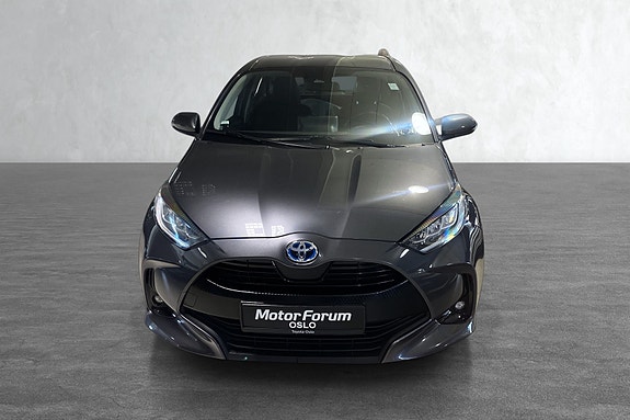 Dynamisk front med distinkt grille og skarpe LED-lys.
