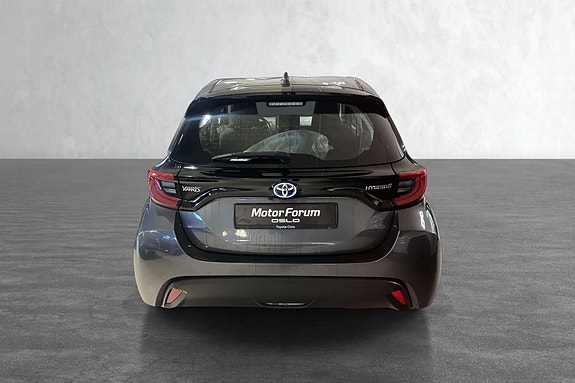 Baklysets design fremhever elegant og moderne hatchback-stil.