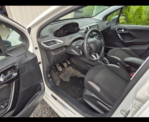 Peugeot 208 8 of 13