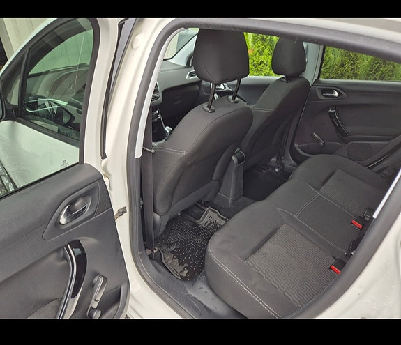 Peugeot 208 9 of 13