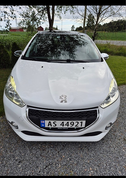 Peugeot 208 3 of 13