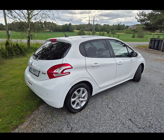 Peugeot 208 5 of 13
