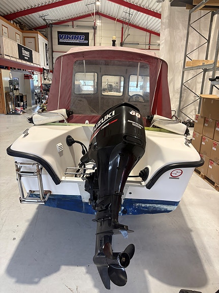 Sandström Classic 560 MC m/Suzuki 60 hk, kun 189 timer og Tiki henger 5 of 23