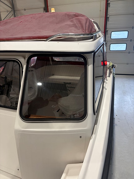 Sandström Classic 560 MC m/Suzuki 60 hk, kun 189 timer og Tiki henger 8 of 23