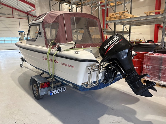 Sandström Classic 560 MC m/Suzuki 60 hk, kun 189 timer og Tiki henger 4 of 23