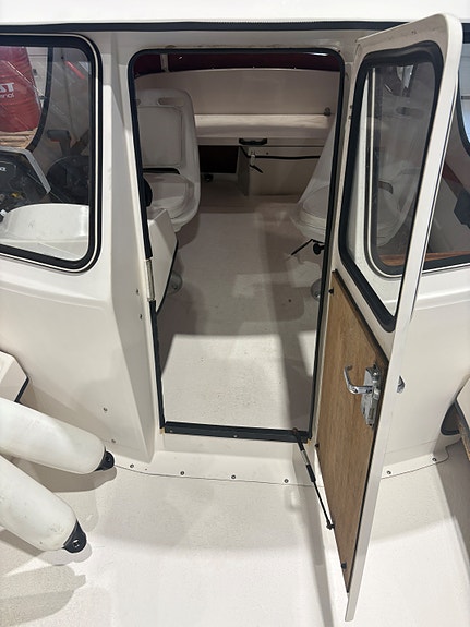 Sandström Classic 560 MC m/Suzuki 60 hk, kun 189 timer og Tiki henger 12 of 23