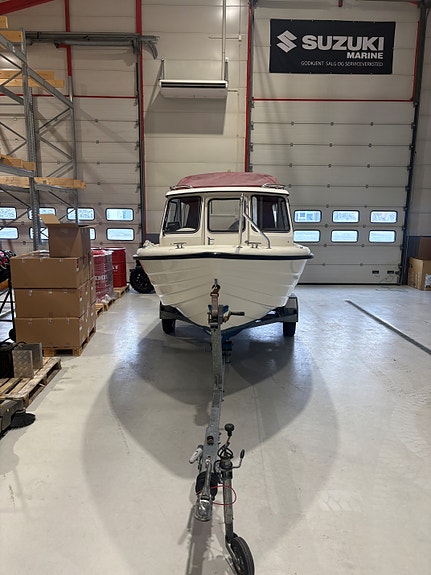 Sandström Classic 560 MC m/Suzuki 60 hk, kun 189 timer og Tiki henger 2 of 23