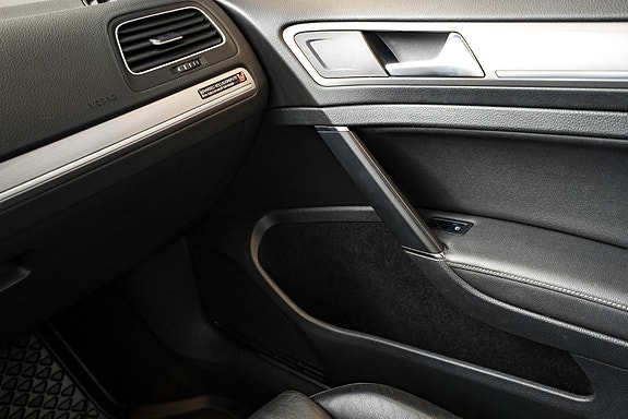 Volkswagen e-Golf VII 24 of 26