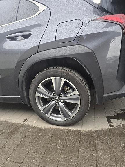 Lexus UX300e 4 of 7