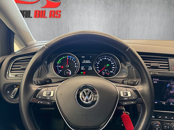 Volkswagen e-Golf VII 13 of 19