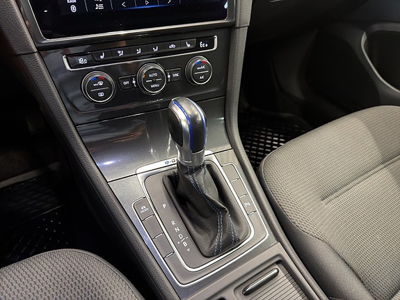Volkswagen e-Golf VII 18 of 20