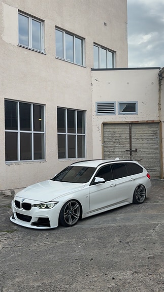 BMW 320d 3 of 12
